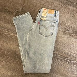 NWT Levi’s girlfriend jeans!